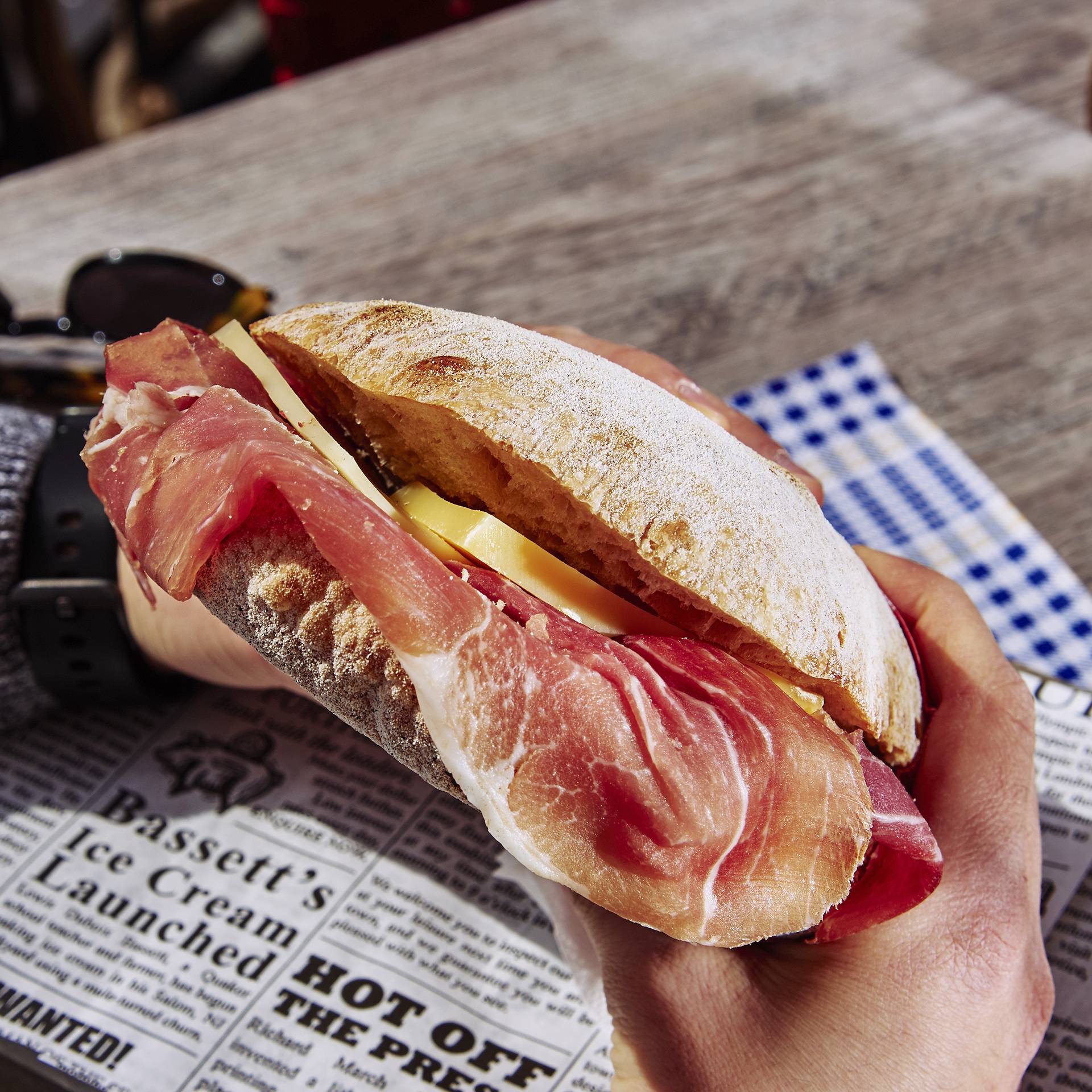 Panino imbottito toma e crudo di Vigezzo