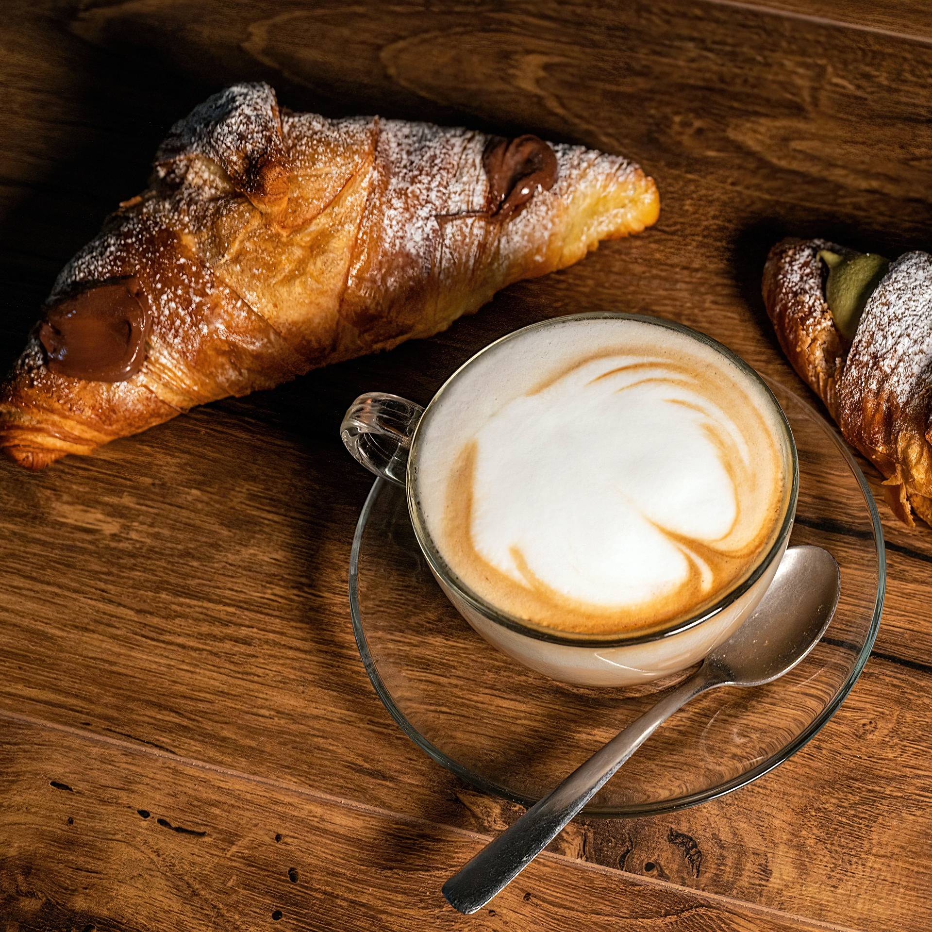 Colazione cappuccino e brioche