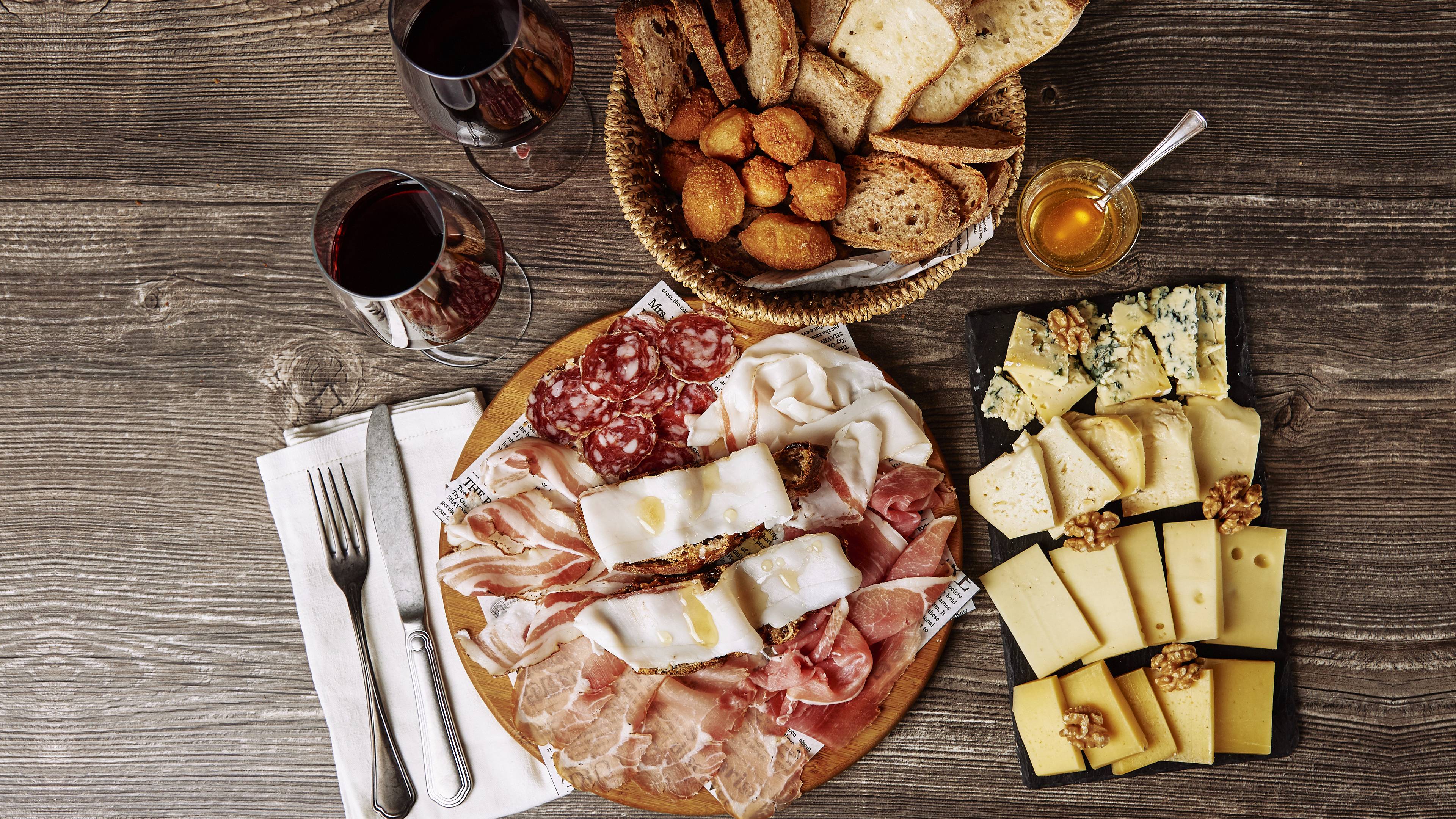 Tagliere nostrano di salumi e formaggi con pane fatto in casa